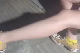 女生们看到没，这就是男孩子的腿！