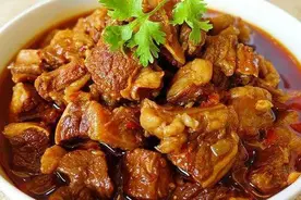 红烧牛肉这样烧才好吃，佐料搭配，香料搭配很关键，火候很讲究视频封面