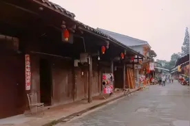 这个古镇人少景美很安静，消费也不高，非常适合休闲、养神、发呆