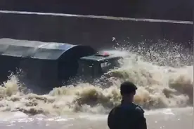 北奔重卡涉水测试，这能力杠杠的。视频封面
