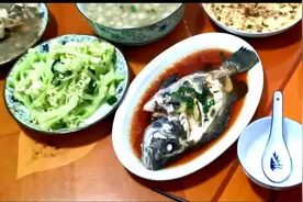 在刚订婚的女朋友家吃饭 丈母娘煮七菜一汤 太饱了视频封面
