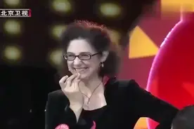 德国美女嫁中国大叔，还生了俩帅儿子，亮相后儿子一席话逗笑大家视频封面