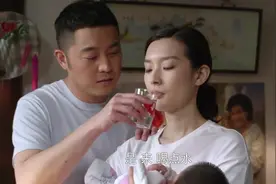 妻子没奶喂孩子，丈夫说给嘬一下就有了，妻子的反应逗死了！视频封面