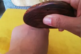 3毫米厚的木片做个刮痧板，竟然可以刮痧治病，板面虎皮纹理清晰