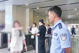 女子高铁站强闯闸机撒泼“我是精神病 杀人不偿命” 结果极度舒适视频封面