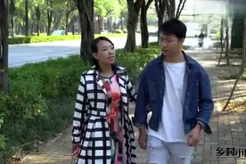 儿子陪漂亮妈妈逛街被误会，女友上去就是一巴掌，结局太有趣了视频封面