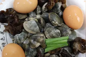 胶东大厨分享“蛤肉炒鸡蛋”的做法，详细易学美味，果断收藏了视频封面