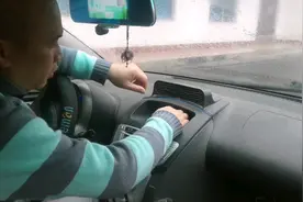 如何拆卸汽车中控面板CD，请看视频封面