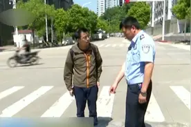 湖北黄石少年过马路在斑马线滑倒，导致痉挛晕倒，咋回事？视频封面