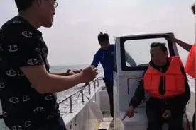 渔民乘快艇养殖生蚝，深海实地探访乳山海蛎子养殖，大开眼界视频封面