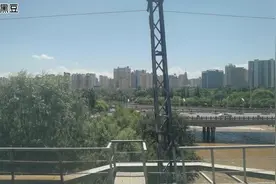 火车终于到了西宁火车站，再熬一宿，明天火车就能到北京火车站了视频封面