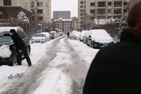 庄河雪停了，出来转转，街上人不少啊，心情美美哒视频封面