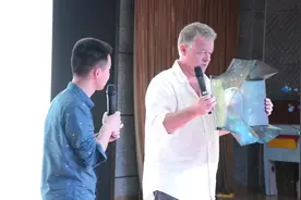 澳大利亚绘本作家葛瑞米·贝斯：用世界语言讲述“中国故事”视频封面