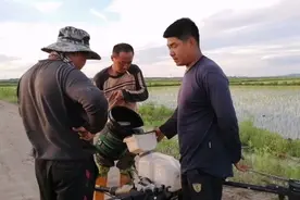 小伙防治潜叶蝇，260亩地3个小时就喷完了。他用的啥设备？