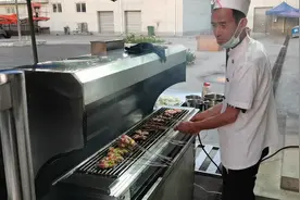 这烧烤一天卖四五百，烤肉师傅工资8000，老板任性：不赔就行视频封面