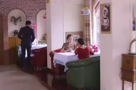 富家女以为林峰和弟弟差不多大，却没想到林峰竟然比她还大一个月视频封面