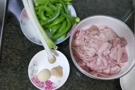 爆炒郡把子（鸭食管），又香又辣又脆，好吃的根本停不下来！