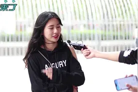 如果有个美女让你男朋友帮忙拧瓶盖，你会做何反应？大家都是这样