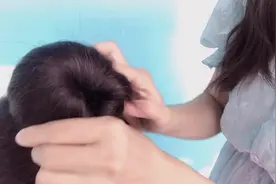 夏天必备丸子头，1根皮筋2个夹子搞定视频封面