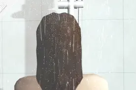 女租客洗澡发现摄像头 男房东被行拘：一年内录下近10G画面视频封面