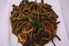 延边朝鲜族特色小菜拌蕨菜，香辣下饭视频封面