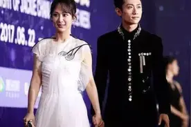 张一山采访偷摸杨紫的手，杨紫下意识的反应，网友：原地结婚！视频封面