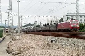 中途在京九铁路赣州站晚点半个小时的广州东-合肥T222次列车发出