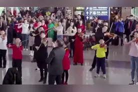 感动！北京国际机场，快闪演奏经典《我和我的祖国》，听到泪崩！视频封面