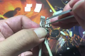 暴力拆解华强北出品的原厂iPhone数据线，对比拆机线看有什么区别视频封面