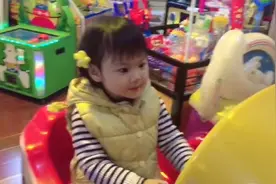 包子姐姐撒娇卖萌成功的坐上摇摇车，笑开花哈哈...视频封面