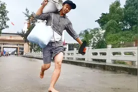 太疯狂了！中越边境东兴口岸开放瞬间 越南边民光脚狂奔入境中国视频封面