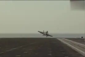 在航空母舰上弹射起飞和降落，降落时战斗机是这样钩住拦阻索视频封面