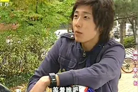 搞笑一家人: 允浩半夜骑摩托车被发现，没想到帮了大忙。视频封面