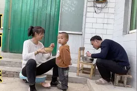 河南丹妹夸老公做的面条好吃，孩子调皮捣蛋非自己吃饭吃的很香视频封面