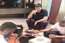 排场十足！哈登中国行姚明请他吃饭，还不忘泡茶款待视频封面