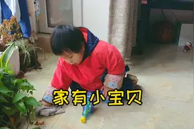 两岁宝宝在家擦地板，发现地上有一根长头发，他下一步会怎么办呢视频封面
