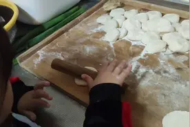 我三岁的时候还在玩泥巴吧，这三岁的小妞已经会给我擀饺子皮了视频封面