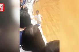 萌娃闯入毕业典礼意外成“最大咖”  抢在校长前挨个和硕博们握手视频封面