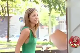 爆笑恶搞：小哥上厕所，用砂纸当手纸用，路人的表情好精彩视频封面