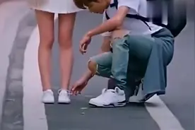 穿超短裙师哥帮忙系鞋带！尴尬的一幕发生 了视频封面