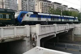 内燃动力，天津开往长沙的Z206次天津站发车通过天津北站视频封面