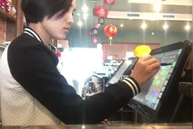 美国餐馆打工：自己选择的路跪着也要走完 网友：值得吗？视频封面
