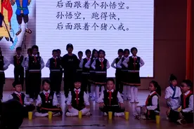 长沙麓山国际实验小学三年级学生表演经典诵读视频封面