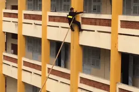 越南特种部队执行任务时是这样爬楼的，看这爬楼的动作好熟悉啊视频封面