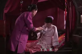 女子怀孕太痛苦了，不想生拼命捶打肚子，保姆赶紧阻止视频封面
