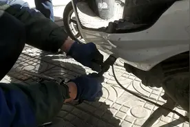 电动车侧支撑支不稳摔倒就会碰坏塑壳花钱多，一个小技巧解决问题视频封面