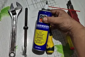网购一款神器！螺丝锈死只要轻轻一喷就能拆掉视频封面
