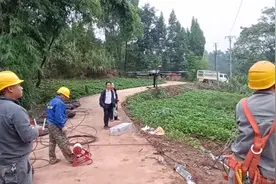 实拍农村电网改造工作，现场使用无人机拉线，省时省力效率高视频封面