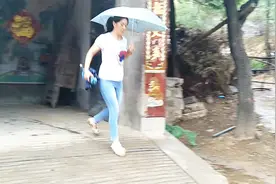 农村媳妇冒雨回家，刚到家拿起雨伞往外跑，发生了啥视频封面