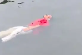 北京护城河一大爷漂浮水上 目击市民报警后 大爷忽然站了起来视频封面